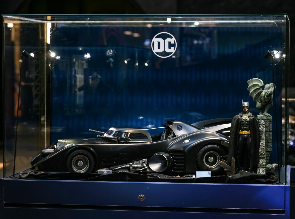 Hot Toys1:6比例蝙蝠车。